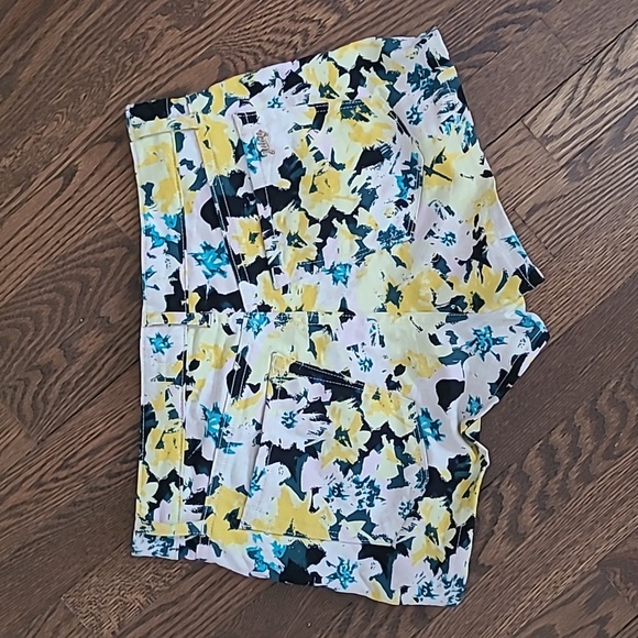 Juicy Couture Shorts - Picture 7 of 8